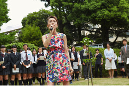 一青窈、“百年続いた”ハナミズキの前で…園芸高校式典で熱唱！ 画像