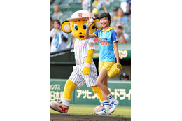 こじるり、甲子園始球式で大胆フォームのノーバウンド！「思ったところにボールがいった」 画像