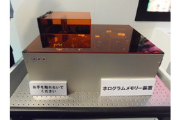 【NHK技研公開 2015】8K映像の記録・保存に最適な高密度ホログラムメモリーを展示 画像
