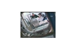 船内保管室「きぼう」のハッチ解放！土井宇宙飛行士が入室 画像