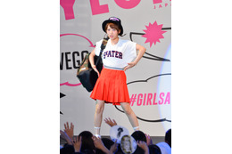高橋みなみ、初ランウェイで“コマネチ”&“履いてますよ”披露 画像