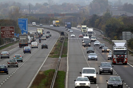 英国政府、高速道路でEVのワイヤレス充電実験へ 画像