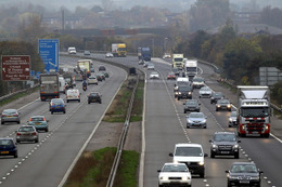 英国政府、高速道路でEVのワイヤレス充電実験へ 画像