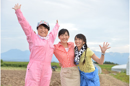 前田亜季、芹那、バービーが“農業女子”に……北海道・富良野でロケ 画像