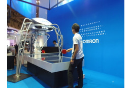 【CEATEC 2015】返球の誤差10cm以内！ オムロンの卓球ロボットがパワーアップ 画像