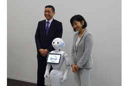 日産自動車、国内販売店に人型ロボット「Pepper」導入 画像