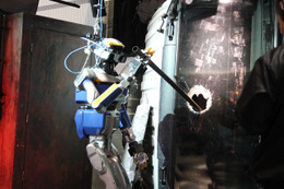 【国際ロボット展】障害物の除去も!災害対策用ヒューマノイドロボット 画像
