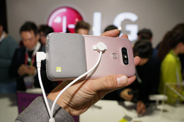 新型スマホ「LG G5」に“後付け”できる大型バッテリーとハイレゾアダプター【MWC 2016 Vol.10】 画像