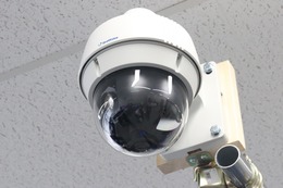 全方位カメラとPTZカメラが合体!広域&ポイント監視を両立する新型ドームカメラ 画像