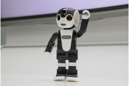 シャープ「ロボホン」って、可愛いけど何ができるの? 発表会で触ってきた! 画像