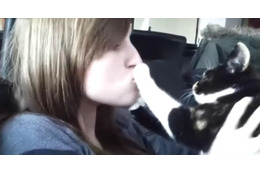 【動画】キスはお断り!飼い主のキスを拒む犬猫 画像