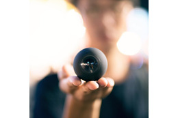 新感覚!360度パノラマ撮影が可能な小型球体カメラ「Luna 360」 画像