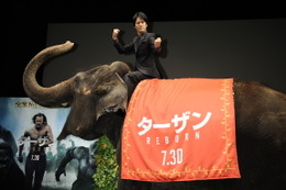 桐谷健太、ゾウにまたがり雄叫び！ 画像