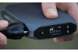 充電完了までの時間を表示! 最大20,400mAhの小型モバイルバッテリー「Omnicharge」 画像