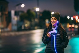 発光するイヤホン「glow」、日本上陸へ