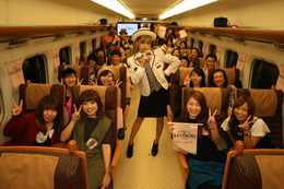 ローラ、九州新幹線の乗務員に！車内アナウンスで「まちがえちゃった～へへへ」 画像
