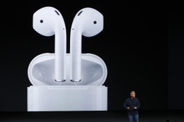 Appleから新発売のイヤホン「AirPods」はシンプルで魔法のようなワイヤレス 画像