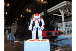 4カ国語対応の人型ロボット「NAO」、鉄道博物館で来場者を案内 画像