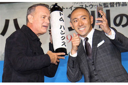 トム・ハンクス、海老蔵を「日本のジェームズ・ボンド」と絶賛! 画像