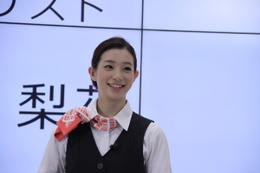 制服姿の足立梨花にKDDI社長もうっとり！「見違えますね」 画像