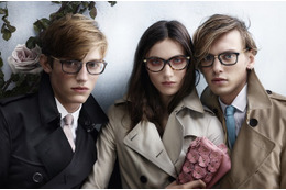 バーバリーが“トレンチコート眼鏡”発売 画像
