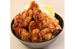 ガスト、カキフライと唐揚げを豪快に盛りつけた丼!その名も「特盛カキからドーーン」 画像