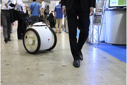 不審者をかわいく追尾!? カメラ付き自立型平行二輪ロボット 画像