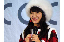 平祐奈、チェックのクリスマス衣装で点灯式！「姉もキラキラ輝いてる」 画像