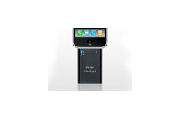 外出中でもiPhoneの充電が可能! Dockコネクタ搭載の小型バッテリ 画像