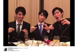 羽生結弦&田中刑事&日野龍樹、「PPAP」ポーズの3ショット! 画像
