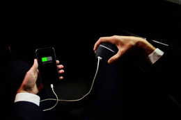 本体を回して蓄電!変わり種モバイルバッテリー「HandEnergy」 画像