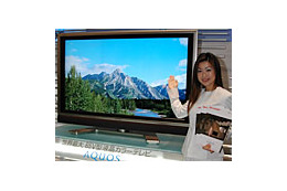［CEATEC 2004］シャープ、世界最大の65V型液晶テレビを開発 画像