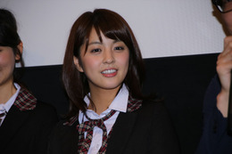 柳ゆり菜、2nd写真集の表紙公開!胸をぬいぐるみで隠した刺激的カット 画像