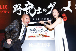 竹中直人、61歳の誕生日祝いにカレー風ケーキのサプライズ!巨大なスプーンで「あ~ん」 画像
