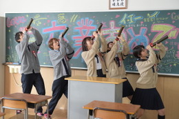 平祐奈、池田エライザ、岡崎紗絵による“ニタリ顔”も!映画『ReLIFE リライフ』卒業式場面カット公開 画像
