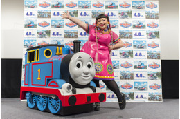 渡辺直美、子どもたちと大合唱!映画「きかんしゃトーマス」の舞台挨拶 画像