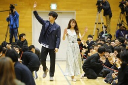 中川大志・岡崎紗絵が高校をサプライズ訪問!女子生徒への頭ぽんぽんで黄色い歓声 画像