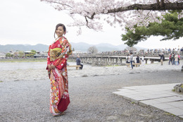 倉木麻衣が嵐山一日観光大使に！深紅の着物姿で登場