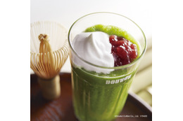 ドトールコーヒーに新作スイーツ「宇治抹茶フローズン~国産あずき使用~」登場 画像