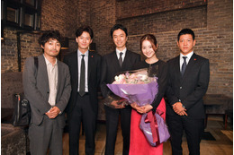 安田顕、佐々木希に「私の役名“渡部”っていうんです」!『小さな巨人』撮影現場で「他人ごとに思えない」 画像