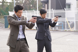 小栗旬&新木優子も参加!ドラマ『CRISIS』の質問に答えるスペシャル企画 画像