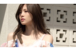 乃木坂46・白石麻衣が夏服姿でリラックスした表情披露 画像