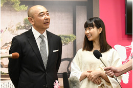 高橋克実、森川葵がテープカットに登場!大作いけばなに大興奮 画像