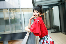 【ネット系女子!】「キムチが見つからない悲しみ」を歌に込めたら500万回再生! 足立佳奈さん 画像