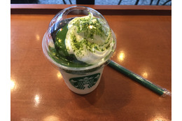 スタバの抹茶ソース入りフラペチーノを食べてきた！まるごとチョコケーキを崩して食べる!! 画像