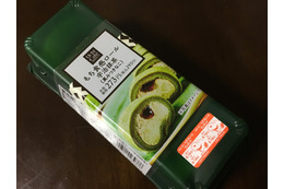 黒蜜がポイント!ローソンから宇治抹茶のもっちりロールケーキ 画像