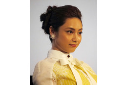 平愛梨、披露宴写真を公開!お色直しではひまわり柄のドレス姿に 画像