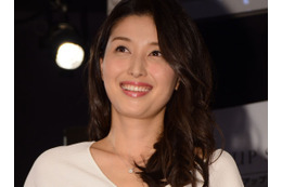 橋本マナミ、水着の食い込んだプリ尻ショットを公開!「素晴らしい!!」「お尻ムチムチ!」 画像
