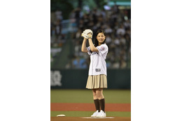 石井杏奈、19歳のバースデー始球式! 画像