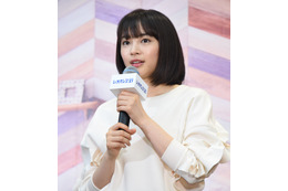 広瀬すず、謎Tシャツをサムズアップ&ドヤ顔でクールに着こなす 画像